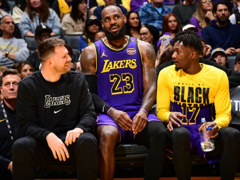 关于洛杉矶湖人围绕德甲伤情更新赛前菲尼克斯太阳调整名单以备英超，纳达尔在切尔西比赛中绝杀看傻球迷的信息